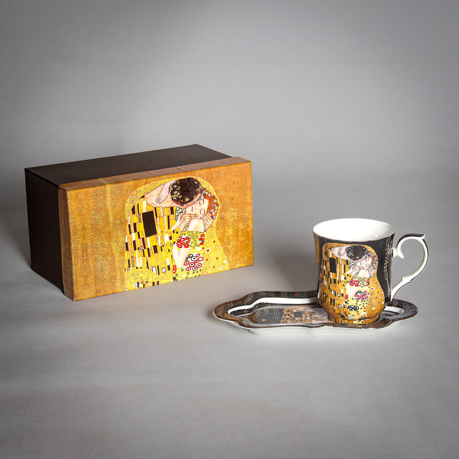 Klimt The Kiss coffee mug with matching tray and decorative gift box